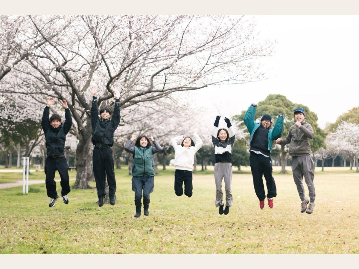 桜の下でジャンプするシェアハウス日々の人たち